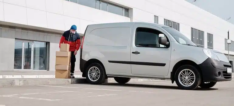 Unmarked vehicle is how to spot rogue movers