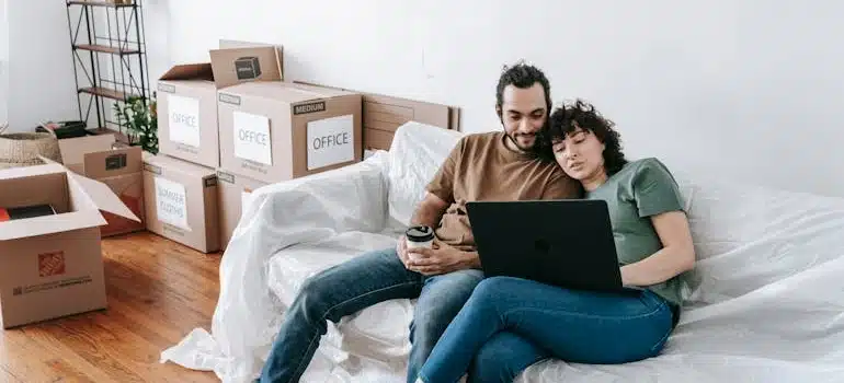 A couple browsing packing assistance services on a laptop