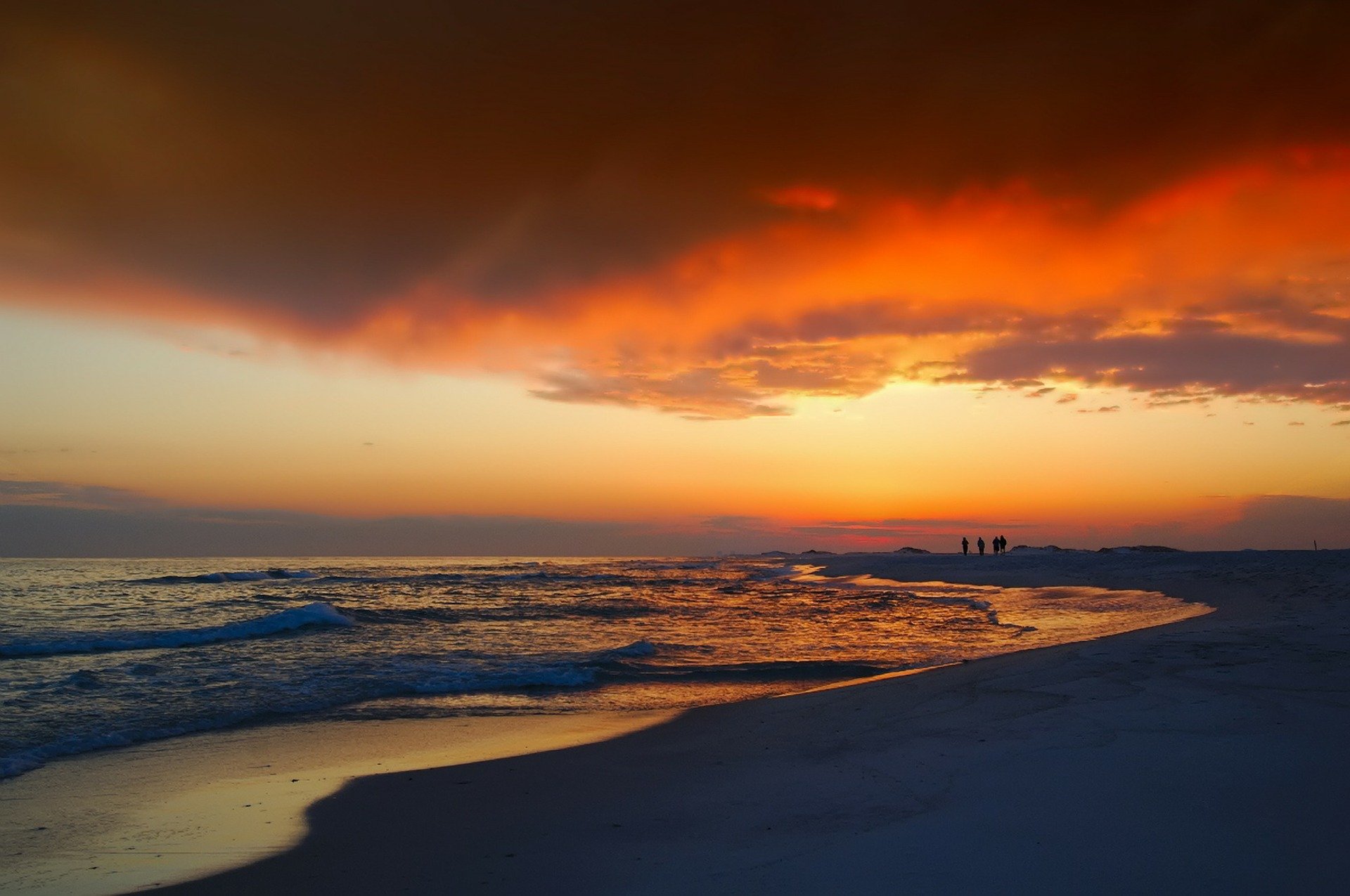 Picture of a beach where a lot of fun activities in Hollywood, FL take place