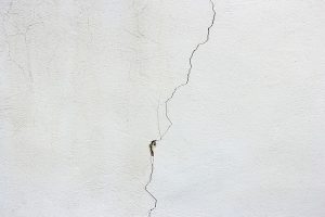 a cracked wall - Household repairs after the move