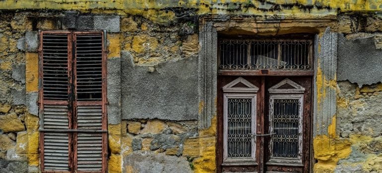 Picture of crumbling walls