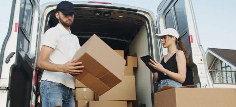 Hiring movers to avoid common mistakes when moving to Coral Springs.