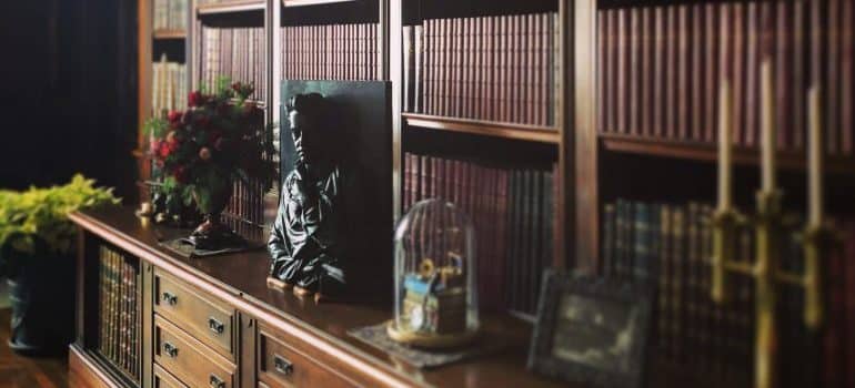 Art objects and books on a bookshelf 