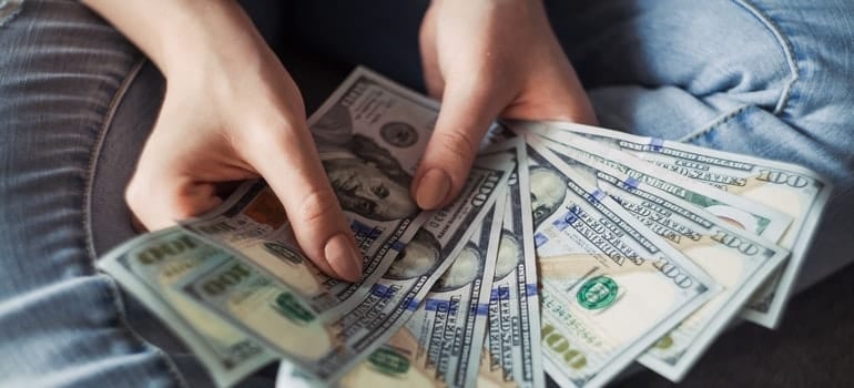 A person counting money to move across Florida