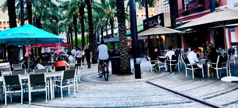 outdoor cafes in Coral Gables 