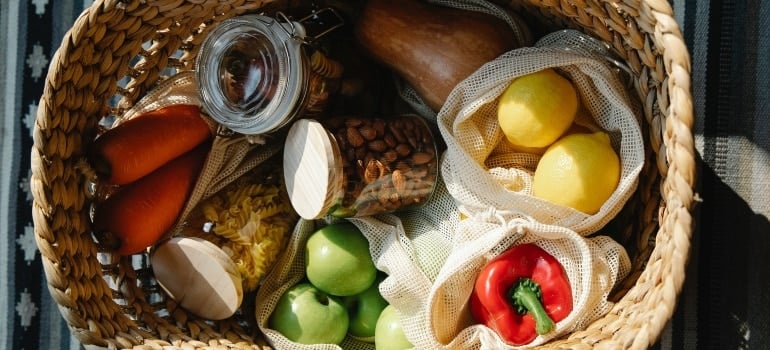 food in basket who can be stored in storage unit