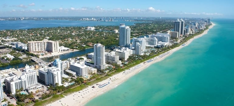 A city and the beach. There are many popular Miami relocation destinations among New Yorkers