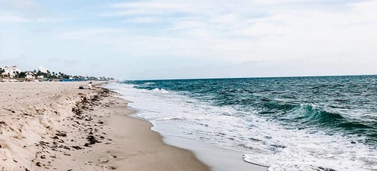 Sandy beach and ocean in Fort Lauderdale