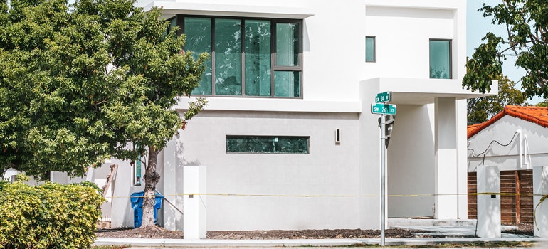 A white house near a green tree