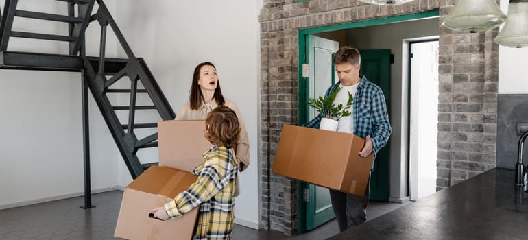 Family carries a box-Planning a long-distance family relocation