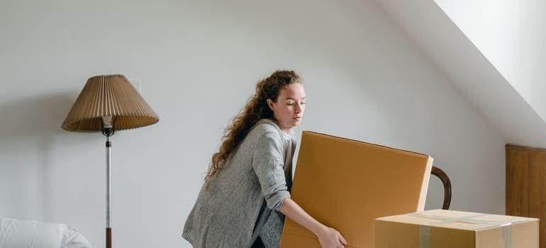 A woman moving by herself instead of hire professionals when moving a piano in Miami