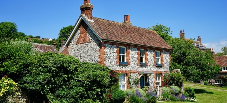 Picture of an old house 