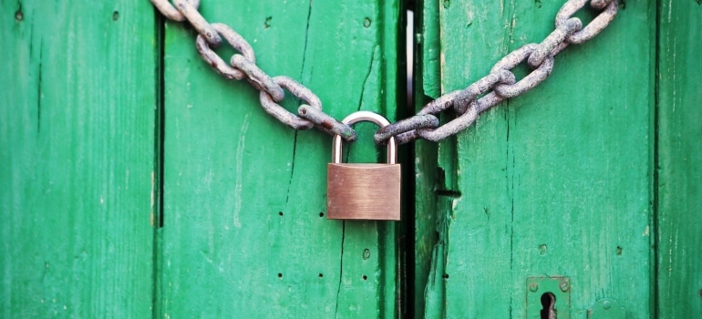 Picture of a lock and chain 