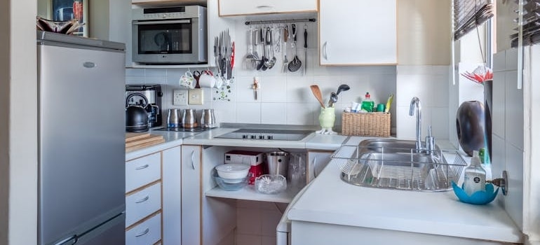 A kitchen with large kitchen appliances before packing.