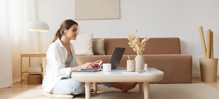 picture of a woman looking if there are affordable apartments for singles in Coral Gables