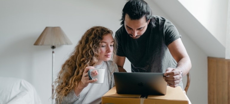 a couple searching for ways to organize a small move in Kendall