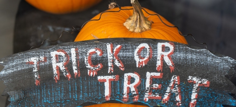 Halloween sign 'trick or treat'