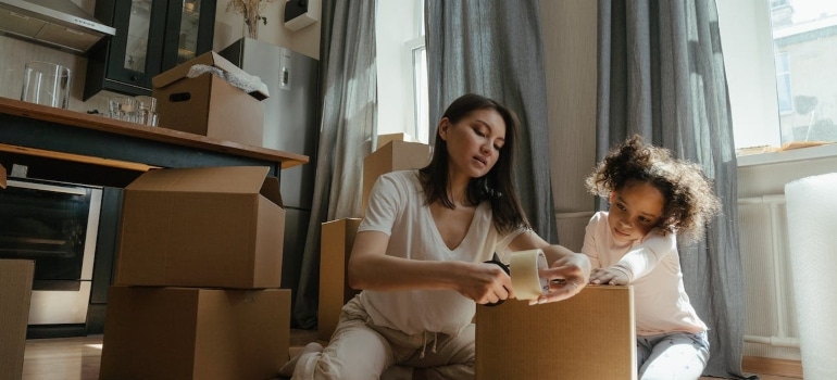 a mother moving to Doral as a single parent and packing with her daughter