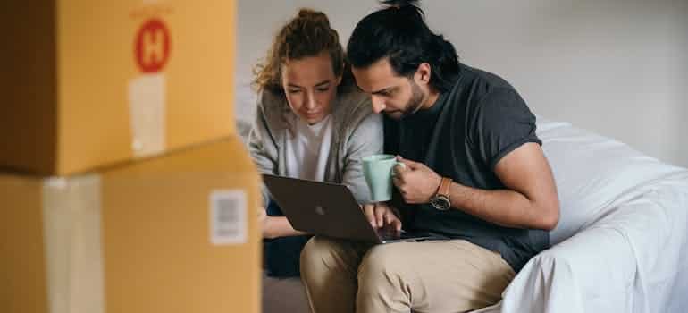 couple reading on the laptop