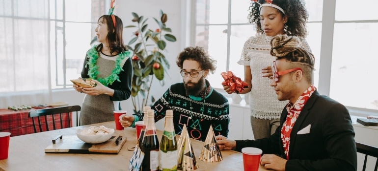 colleagues discussing about moving during Christmas holidays