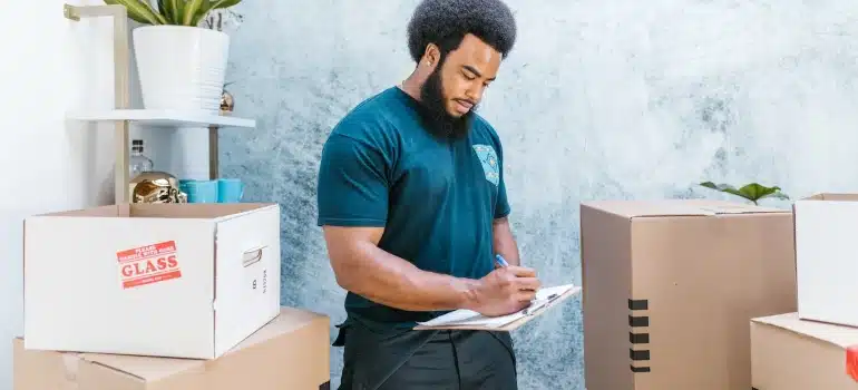 A mover about to combine different types of moving services when moving in Florida using an inventory list