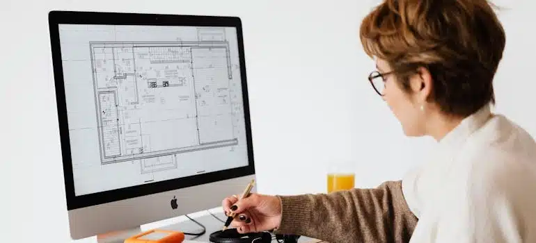 Woman planning how to pack according to a floor plan on her computer