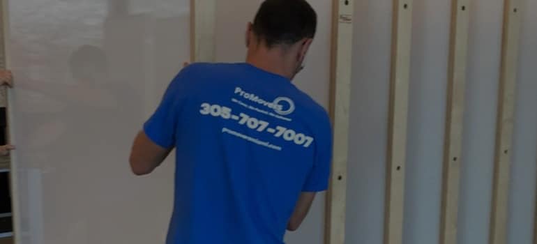 A mover wearing Pro Movers Miami t-shirt