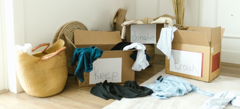 boxes labeled 'keep', 'sell', 'donate'