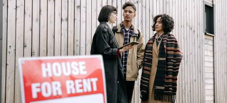 A couple with an agent looking to rent a home in FL