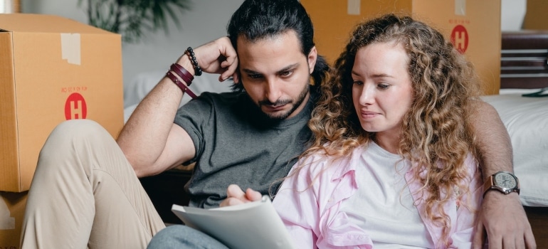 a couple calculating estimate the cost of your move to Hollywood FL